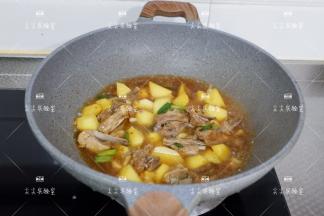 倒入汤汁，转小火炖20分钟左右，将土豆炖至软糯。