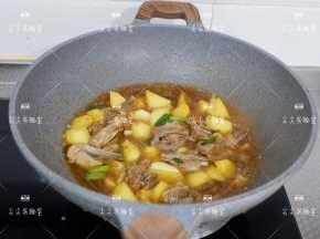 倒入汤汁，转小火炖20分钟左右，将土豆炖至软糯。