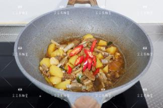 开始加入红椒，根据个人口味加适量盐，
