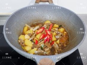 开始加入红椒，根据个人口味加适量盐，