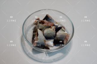 秋刀鱼去内脏洗净干净，切成小段