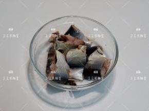 秋刀鱼去内脏洗净干净，切成小段