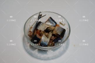 加入盐、料酒、胡椒粉，腌制15分钟