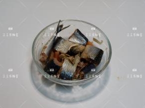 加入盐、料酒、胡椒粉，腌制15分钟