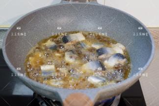 腌好的秋刀鱼擦干水分，入锅煎至金黄