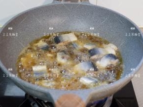 腌好的秋刀鱼擦干水分，入锅煎至金黄