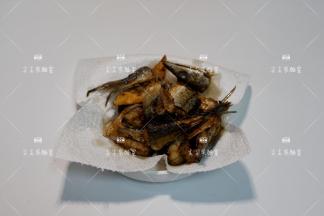 捞出沥干油备用