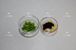 蒜瓣去皮轻拍一下，姜去皮切片，香葱切长段，豆豉备好