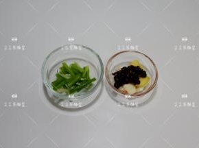 蒜瓣去皮轻拍一下，姜去皮切片，香葱切长段，豆豉备好