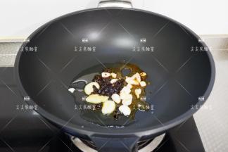 起锅热油，加入姜蒜豆豉，炒出香味
