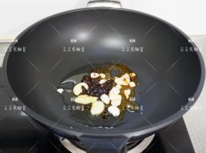 起锅热油，加入姜蒜豆豉，炒出香味