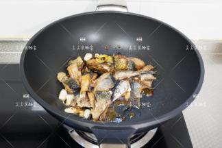 加入秋刀鱼，生抽迅速翻炒均匀