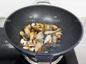 加入秋刀鱼，生抽迅速翻炒均匀