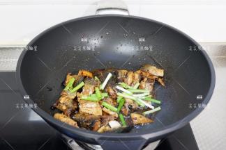 最后加入香葱和白糖