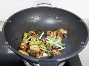 最后加入香葱和白糖