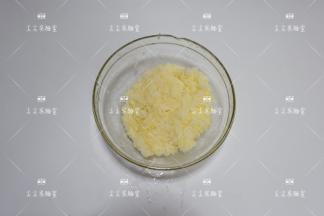 鸡蛋打入米饭中，加一点盐拌匀，静置10分钟，让米饭充分的吸收蛋液