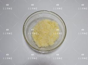 鸡蛋打入米饭中，加一点盐拌匀，静置10分钟，让米饭充分的吸收蛋液
