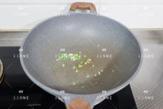 起锅热油，加入葱花炒出香味