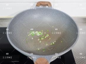 起锅热油，加入葱花炒出香味