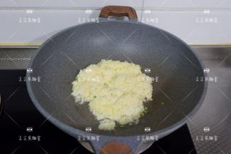 倒入拌好的米饭，转中火慢慢翻炒