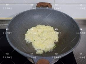 倒入拌好的米饭，转中火慢慢翻炒