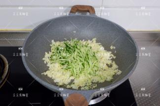 加入黄瓜丝，少许盐调味