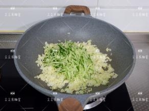 加入黄瓜丝，少许盐调味