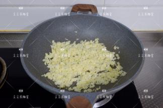直到米饭被翻炒至干燥，粒粒分明