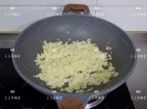 直到米饭被翻炒至干燥，粒粒分明