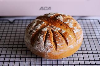 烤好后的软欧要马上从烤盘中取出，放在晾架上晾凉，避免水汽使软欧的底部受潮而变软，影响口感。