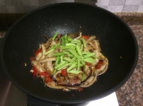 放入芹菜翻炒30秒。