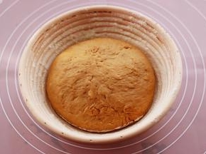 收紧后的面团收口向上放入面包篮。