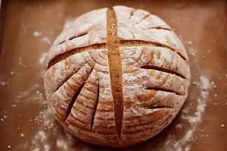 用锋利的刀割出你想要的花纹，不过花纹和花纹之间不要离得太近，不然会不好看的哟。