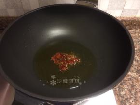 放入豆瓣酱翻炒出香味。