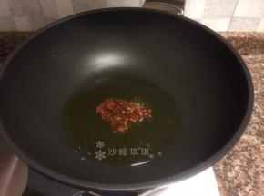放入豆瓣酱翻炒出香味。
