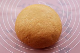 对于欧包来说，收紧面团使面团的表面绷紧非常重要，没有收紧，割包后面团就会瘫掉。