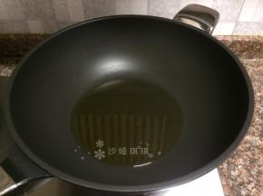 热锅倒油烧至八成热。