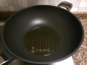 热锅倒油烧至八成热。