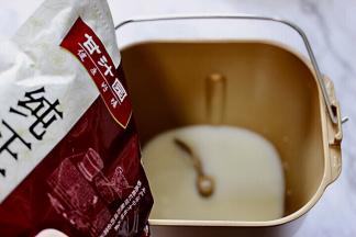 面包桶里先加入牛奶后倒入甘汁园纯正红糖。