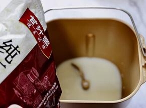 面包桶里先加入牛奶后倒入甘汁园纯正红糖。