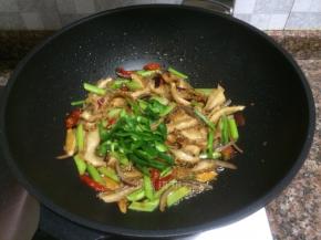 放入青椒翻炒10秒。