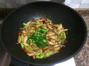 放入青椒翻炒10秒。