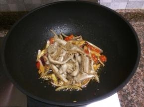 放入卤毛肚翻炒1分钟。