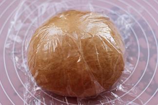 把揉好的面团盖上保鲜膜松弛20分钟。