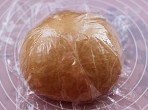 把揉好的面团盖上保鲜膜松弛20分钟。