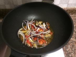 放入泡椒泡姜洋葱翻炒30秒。