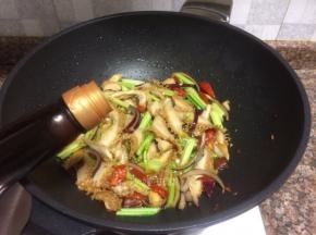 倒入适量生抽翻炒10秒。