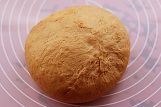 用包包子的手法把馅料包起来，底部口要收紧。