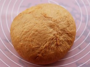 用包包子的手法把馅料包起来，底部口要收紧。