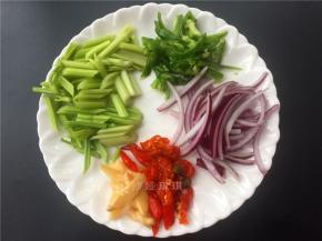将各种配菜切成如图所示。